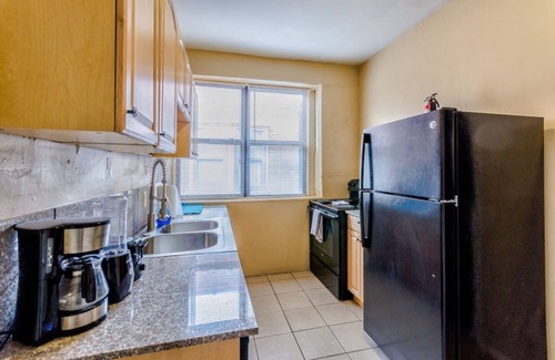 DeBaliviere Place Condominio | Cozy Suite with King + Queen beds- Steps to MetroLink + Off-Street Parking