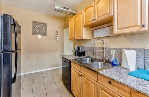 DeBaliviere Place Condominio | Cozy Suite with King + Queen beds- Steps to MetroLink + Off-Street Parking