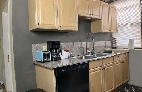 DeBaliviere Place Condominio | Cozy Suite with King + Queen beds- Steps to MetroLink + Off-Street Parking