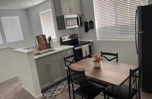 Visalia Casa | Cozy Suites in a New House!