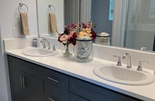 Visalia Casa | Cozy Suites in a New House!