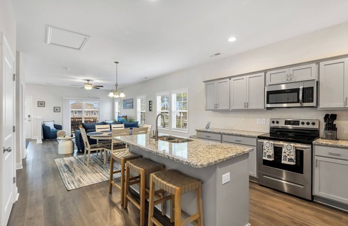 Cedar Point Casa | Cozy Summer house on the water - 10 minutes to the beach. Waiting for you!