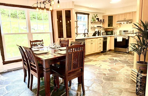 Sainte-Adele Casa | Cozy, Sunlit Family Retreat in Sainte-Adèle – Near Ski, Trails & Spa!