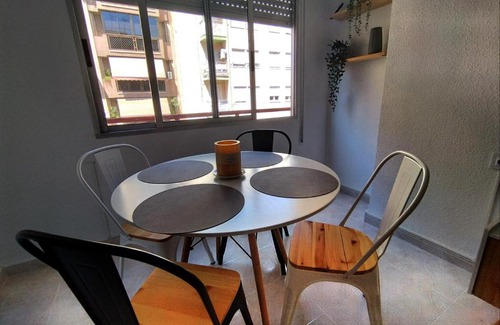 Campoamor Apartamento | COZY&SUNNY FLAT NEAR DOWNTOWN! LOCAL NEIGHBORHOOD!