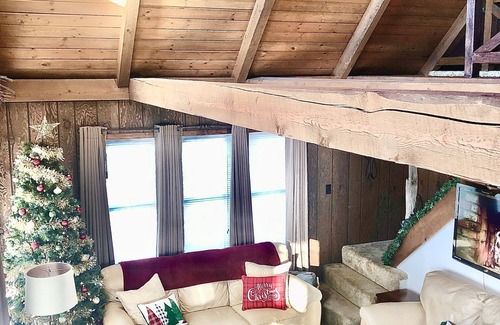 Hingham Cabaña | Cozy Sunset Loft by the Lake