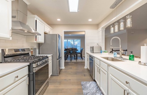 Lawrenceville Casa | Cozy Sweet Peach 4 BR 3 BA with Bonus Room & Screened Porch - Pet Free home