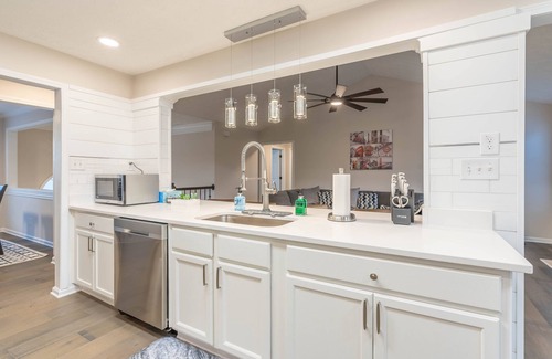 Lawrenceville Casa | Cozy Sweet Peach 4 BR 3 BA with Bonus Room & Screened Porch - Pet Free home