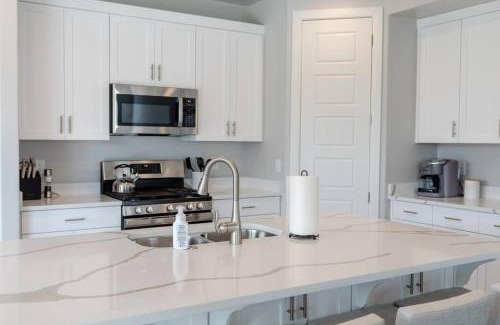 Washington Casa | Cozy Sweet Retreat Brand New Private Home w Spa Game Room and Firepit