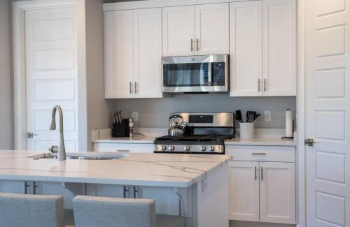 Washington Casa | Cozy Sweet Retreat Brand New Private Home w Spa Game Room and Firepit
