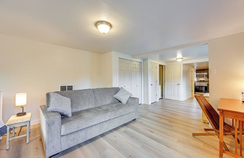 South Tacoma Apartamento | Cozy Tacoma Getaway w/ Grill & Hot Tub!