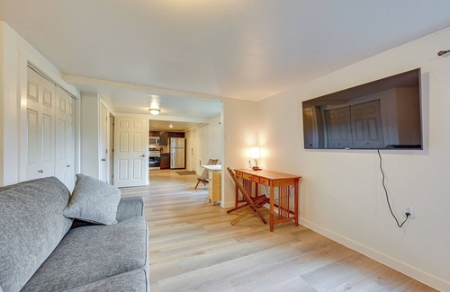 South Tacoma Apartamento | Cozy Tacoma Getaway w/ Grill & Hot Tub!