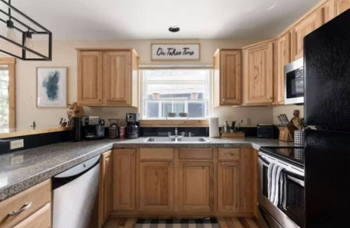Tahoe Village Apartamento | Cozy Tahoe Chalet | Fireplace & Views | Sleeps 4