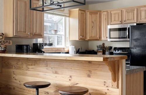 Tahoe Village Apartamento | Cozy Tahoe Chalet | Fireplace & Views | Sleeps 4