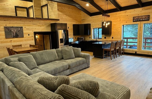 Island Park Cabina | Cozy Timber Cabin 13 miles to Yellowstone National Park!