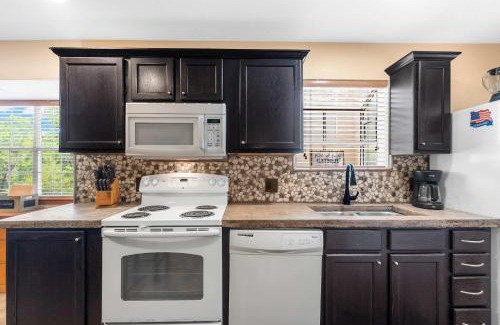 Indian Point Casa | Cozy Timbers - Charming Condo for 6 with Resort-style Amenities