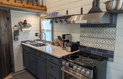 Ruckersville Casa | Cozy tiny home w/lofted king bed, outdoor oasis and 5-15m to local activities