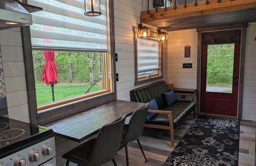 Ruckersville Casa | Cozy tiny home w/lofted king bed, outdoor oasis and 5-15m to local activities