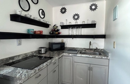 West Colonial Apartamento | Cozy tiny house escape in sunny Orlando with WiFi, AC, and all you need to relax