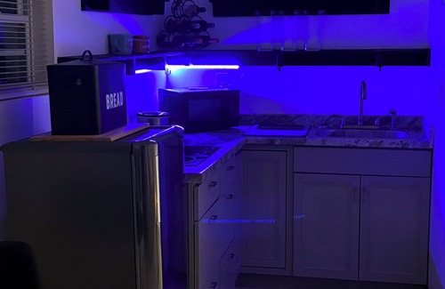 West Colonial Apartamento | Cozy tiny house escape in sunny Orlando with WiFi, AC, and all you need to relax