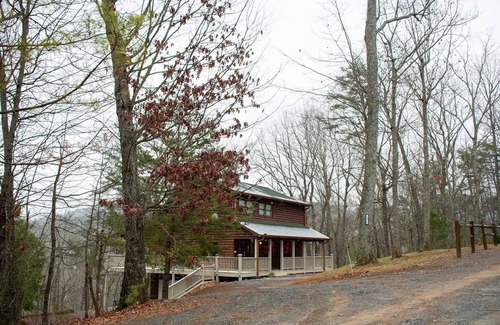 Talking Rock Cabina | Cozy Top of Mountain Cabin overlooking Meichtry Vineyards; 1.5hrs from Atlanta