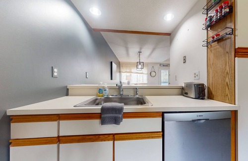Stratton Mountain Condominio | Cozy Townhome with Shared Pool, W/D & Wood-Burning Fireplace