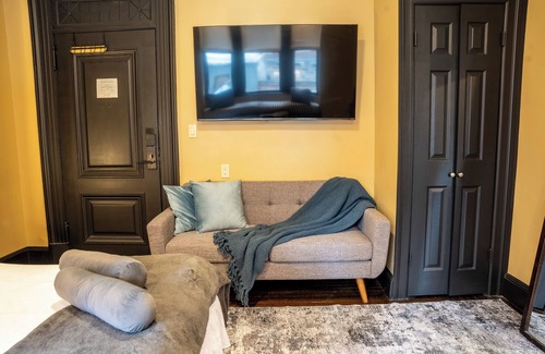 Central New York City Apartamento | Cozy Two-Bedroom at The Historic Mansfield Residence