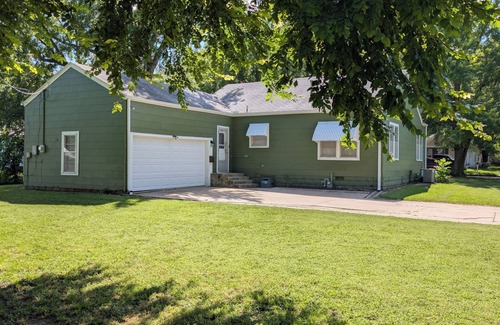 Arkansas City Casa | Cozy two-bedroom house with central heat and air. Close to downtown Ark City.