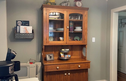 Cunningham Casa | Cozy up at Foxtrot Inn! Immaculate! Outdoor Grain Bin BBQ area! Dog friendly!