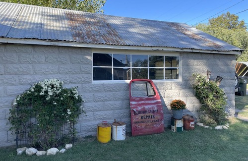 Cunningham Casa | Cozy up at Foxtrot Inn! Immaculate! Outdoor Grain Bin BBQ area! Dog friendly!