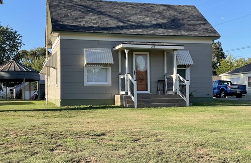 Cunningham Casa | Cozy up at Foxtrot Inn! Immaculate! Outdoor Grain Bin BBQ area! Dog friendly!