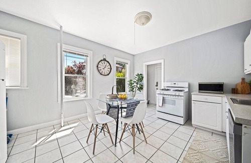 Oak Square Apartamento | Cozy up in 5BR Apt near charming Oak Square