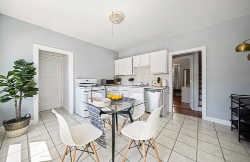 Oak Square Apartamento | Cozy up in 5BR Apt near charming Oak Square