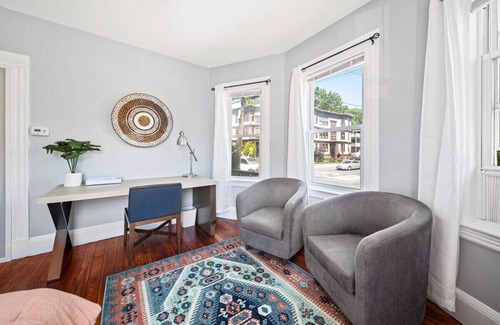Oak Square Apartamento | Cozy up in 5BR Apt near charming Oak Square
