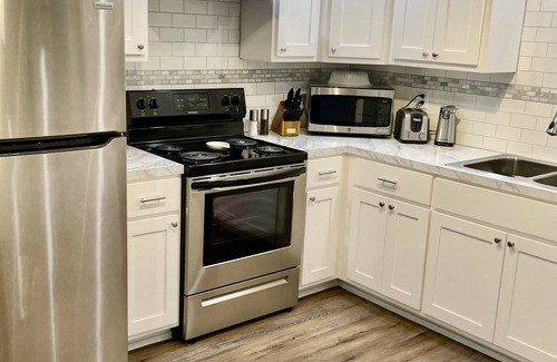 Muskogee Casa | Cozy up & relax at the Spotlight on Broadway you’re going to love the show!