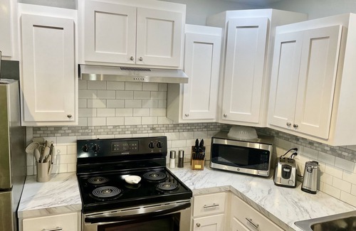 Muskogee Casa | Cozy up & relax at the Spotlight on Broadway you’re going to love the show!