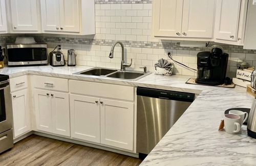 Muskogee Casa | Cozy up & relax at the Spotlight on Broadway you’re going to love the show!