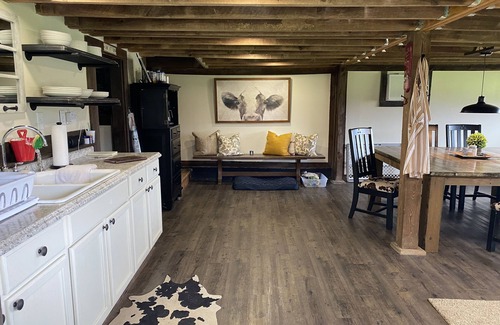 Arlington Casa | A bougie barn on 50+ acres! Cozy and updated.