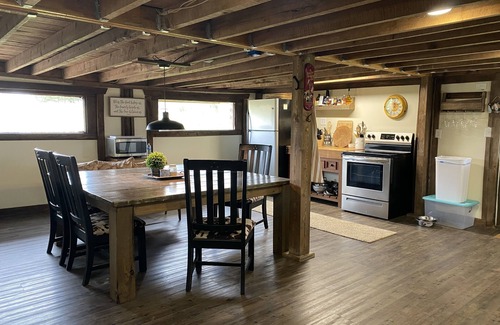 Arlington Casa | A bougie barn on 50+ acres! Cozy and updated.