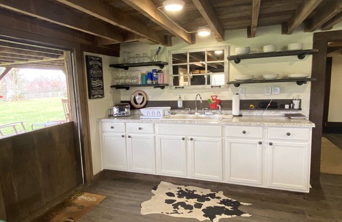 Arlington Casa | A bougie barn on 50+ acres! Cozy and updated.
