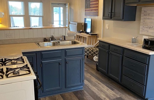 Waupaca Cabaña | Acogedora casa de campo frente al lago actualizada sobre los O'Lakes de cadena Waupaca