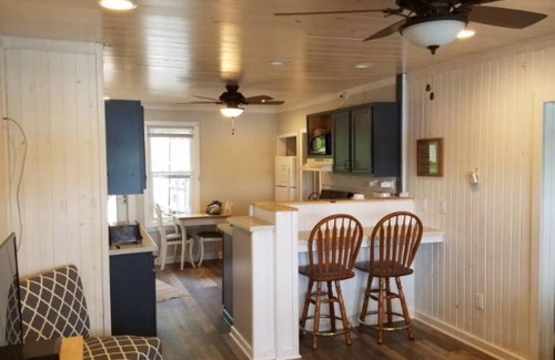 Waupaca Cabaña | Acogedora casa de campo frente al lago actualizada sobre los O'Lakes de cadena Waupaca