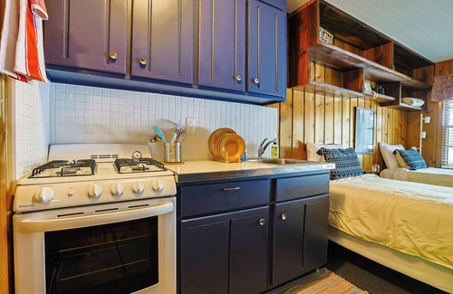 Presque Isle Apartamento | Cozy Updated Lakeside Retreat W/ Full Kitchenette