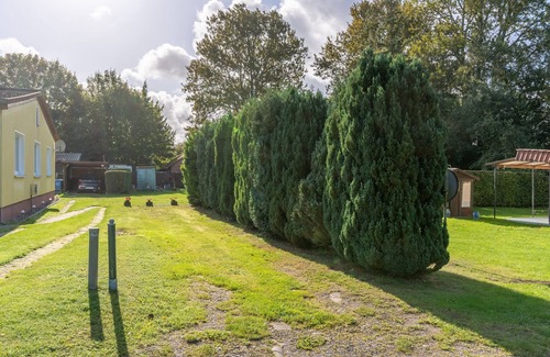 Lubkow Casa | Cozy vacation bungalow near Binz with terrace, barbecue & large property