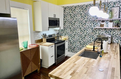 Morganton Casa | Cozy Victorian in the Center of downtown Morganton (Dog Friendly!)