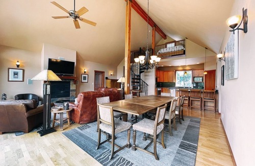 Cle Elum Cabina | Cozy Views Hot Tub Pickleball 6 acres