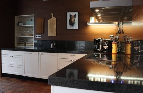 Den Ham Villa | Villa con jacuzzi, sauna y jardín.