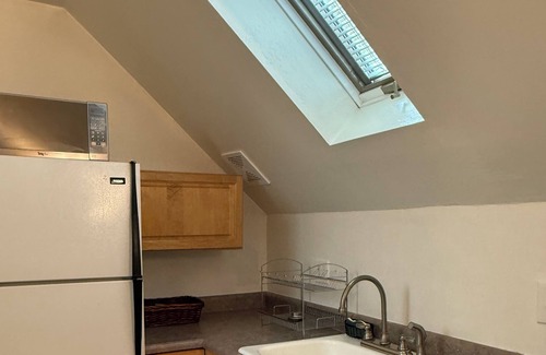 Healdsburg Apartamento | Cozy vineyard studio in welcoming Healdsburg with WiFi, AC, fireplace, jacuzzi