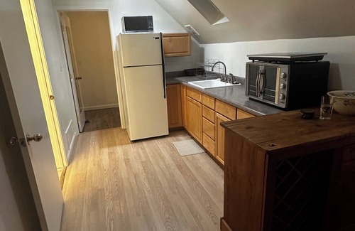 Healdsburg Apartamento | Cozy vineyard studio in welcoming Healdsburg with WiFi, AC, fireplace, jacuzzi