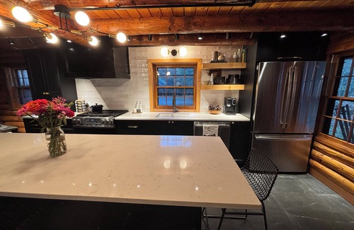 Stratton Mountain Cabina | Cozy VT Retreat 5 Minutes from Stratton - Ski, Swim, Escape