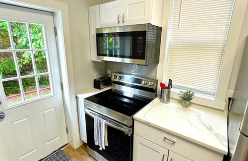 Wilmington Apartamento | Cozy Walk up King Bed Fast Wifi
